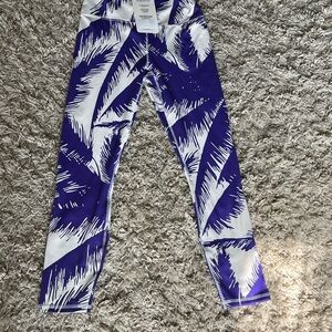 New With Tags Pure luxe Fabletics Women’s Size S Purple and White Leaf Leggings